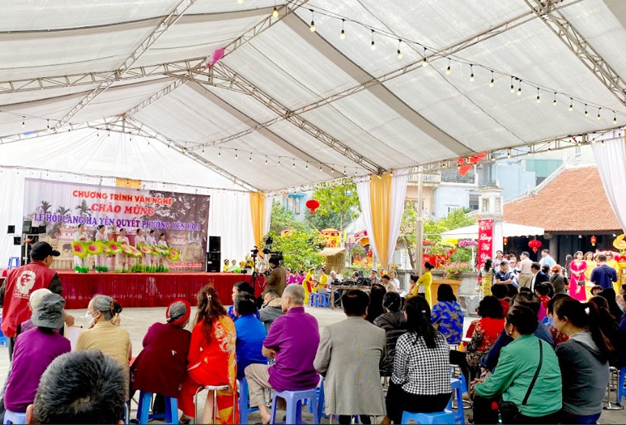 Văn nghệ truyền thống do người dân phường Yên Hòa phối hợp với các câu lạc bộ văn nghệ sản xuất thu hút sự quan tâm của đông đảo người tham gia.