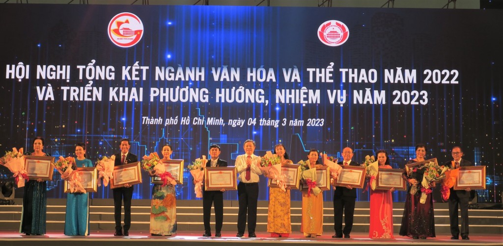 trao thưởng và vinh danh các cá nhân và tập thể