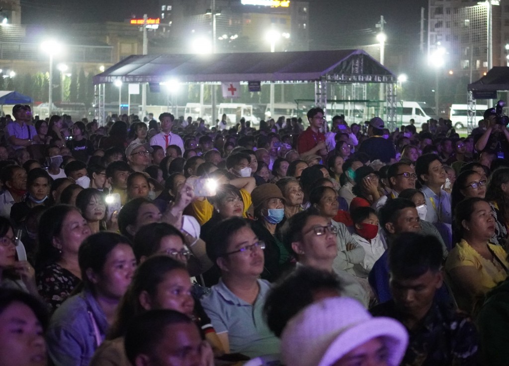 Hàng ngàn người hòa mình vào đêm nhạc “Xuân yêu thương” 