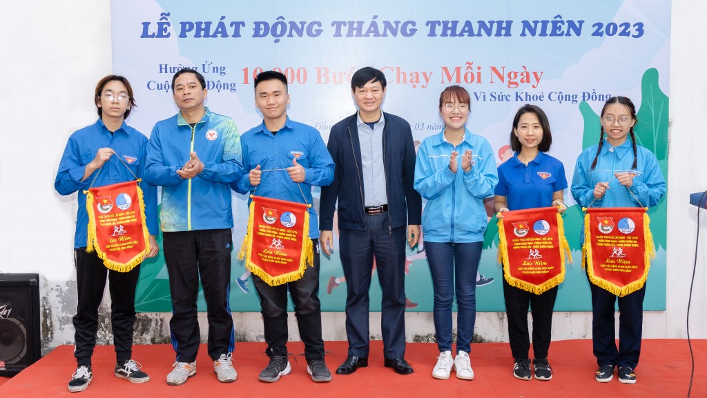 Đồng chí Trần Khả Nhật, Phó Bí thư Quận đoàn Đống Đa và Đồng chí Đinh Nguyên Mạnh, Quận ủy viên, Bí thư Đảng ủy phường Phương Liên tặng cờ lưu niệm tới đại diện 4 phường tham dự