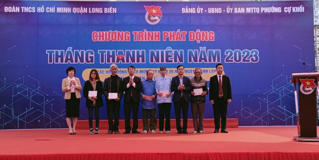 Đại diện các hộ nghèo lên nhận sổ tiết kiệm