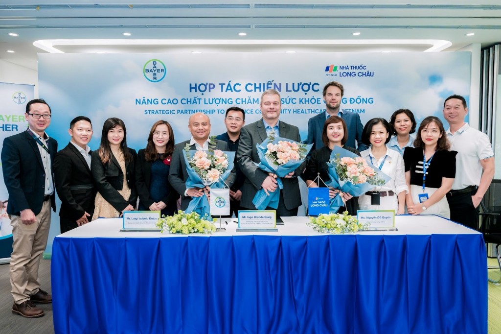 Chuỗi nhà thuốc FPT Long Châu và hãng dược Bayer Việt Nam đã ký kết hợp tác về đào tạo, nâng cao chuyên môn cho dược sĩ vào ngày 3/3