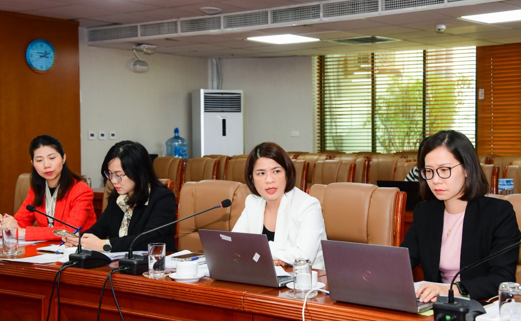 Bà Phạm Thị Thanh Hoài - Thành viên HĐQT (áo trắng, ở giữa) cập nhật kết quả kinh doanh tích cực của VietinBank tại Hội nghị