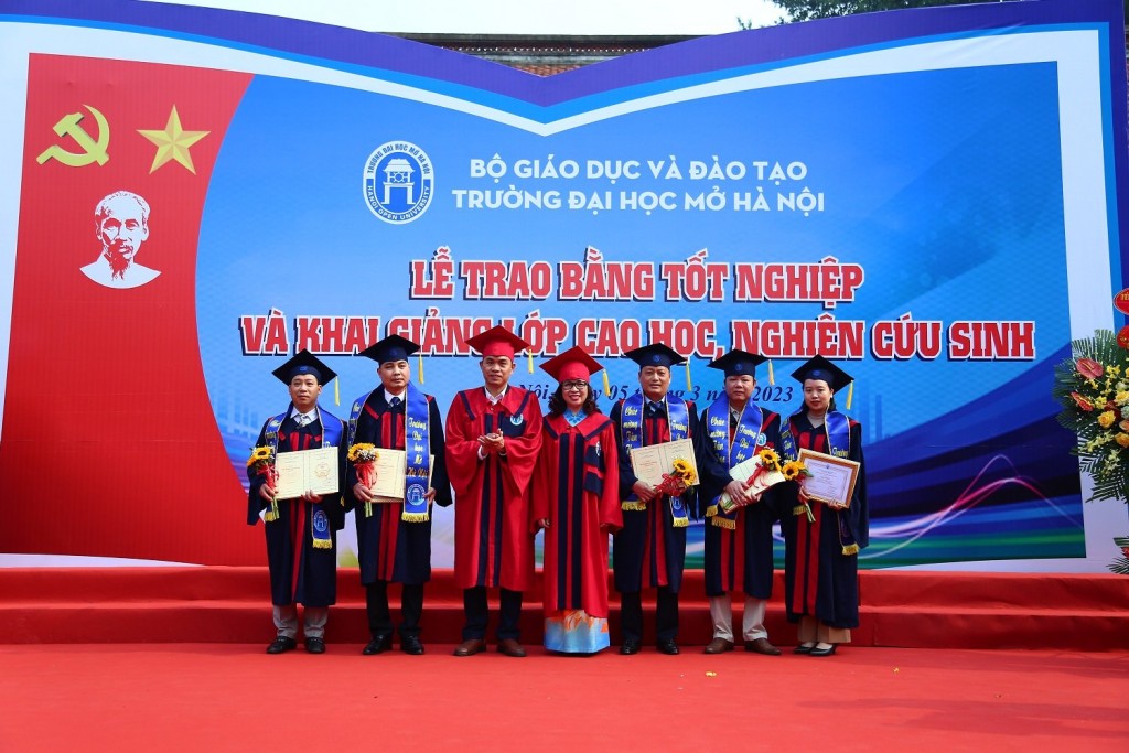 Học viên nhận bằng tốt nghiệp