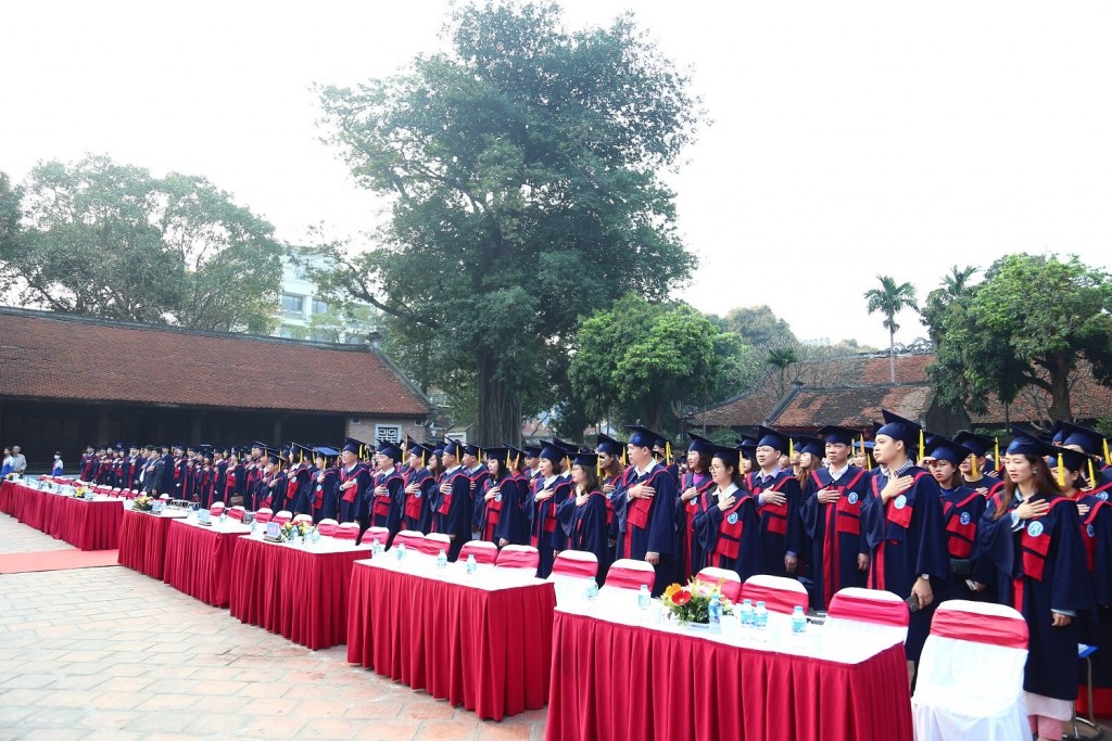 Người học tuyên thệ khi nhận bằng tốt nghiệp
