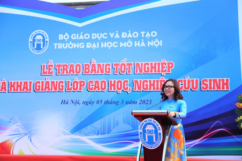 PGS.TS Nguyễn Thị Nhung, Hiệu trưởng phát biểu chúc mừng 