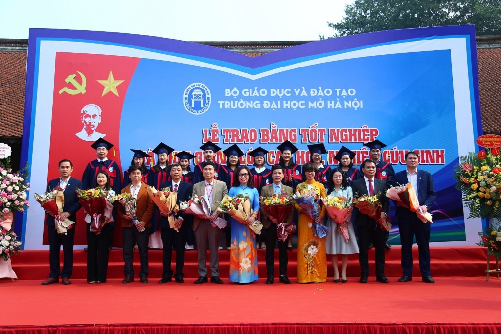 Đại diện Sinh viên, học viên tặng hoa tri ân thầy, cô