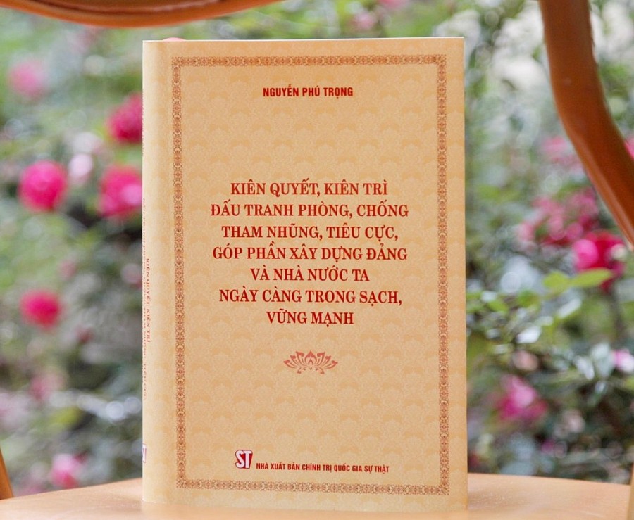 Cuốn sách “Kiên quyết, kiên trì đấu tranh phòng, chống tham nhũng, tiêu cực, góp phần xây dựng Đảng và Nhà nước ta ngày càng trong sạch, vững mạnh” của Tổng Bí thư Nguyễn Phú Trọng.