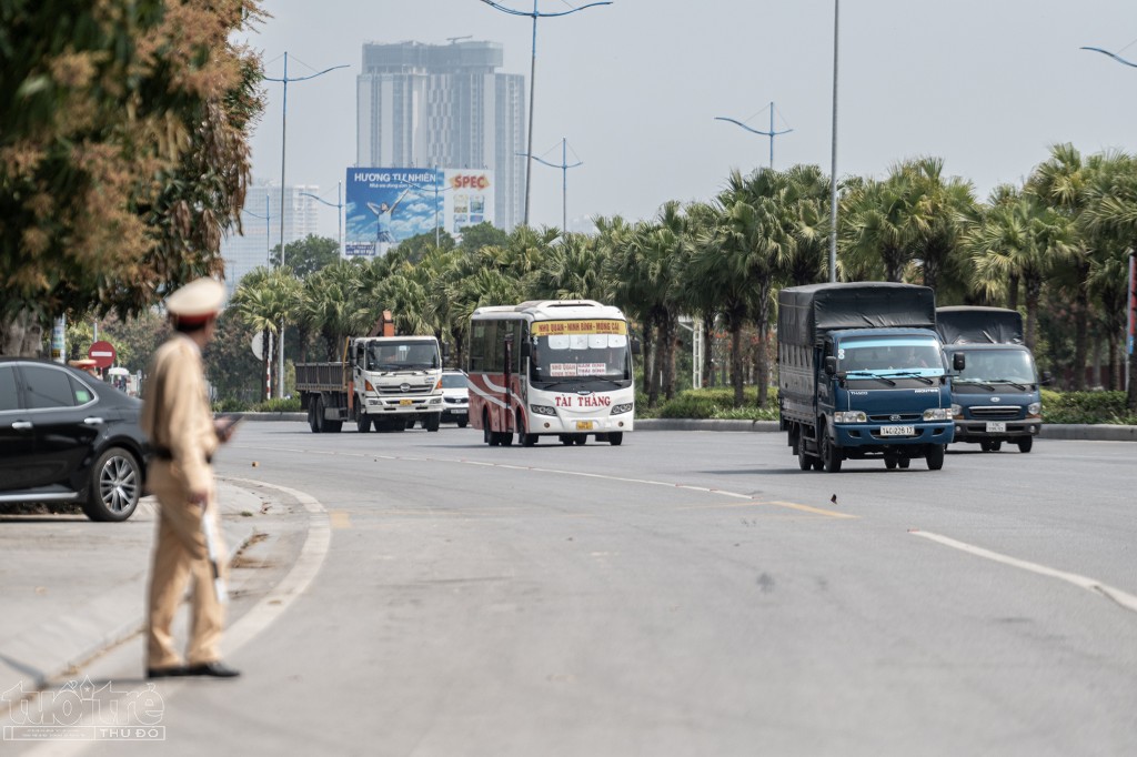 Quảng Ninh: CSGT lập chốt kiểm tra nồng độ cồn trên quốc lộ 18