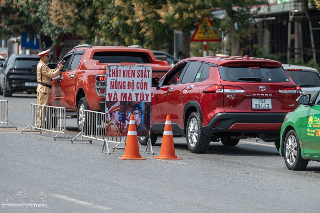 Quảng Ninh: CSGT lập chốt kiểm tra nồng độ cồn trên quốc lộ 18