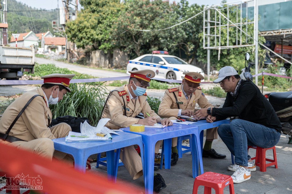 Quảng Ninh: CSGT lập chốt kiểm tra nồng độ cồn trên quốc lộ 18