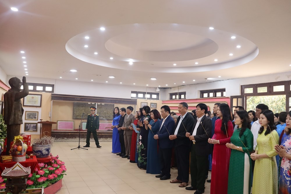 ác đại biểu tham gia dâng hương tưởng niệm bác tại Nhà lưu niệm Bác Hồ, thôn Cống Xuyên, xã Nghiêm Xuyên, huyện Thường Tín