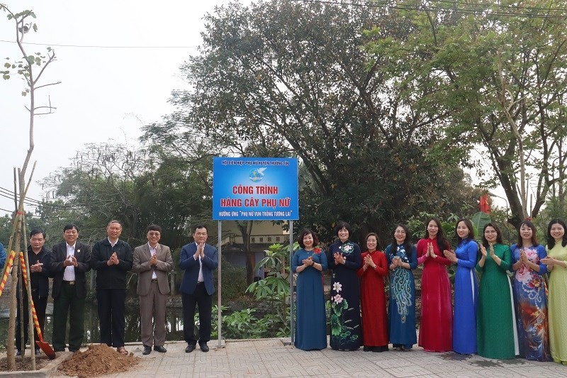Các đại biểu Hội LHPN Hà Nội, huyện Thường Tín gắn biển công trình Hàng cây phụ nữ hưởng ứng Tết trồng cây năm 2023