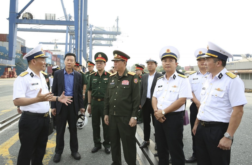 Đại diện Tổng công ty Tân Cảng Sài Gòn giới thiệu hoạt động sản xuất, kinh doanh tại cảng Tân Cảng Cát Lái.