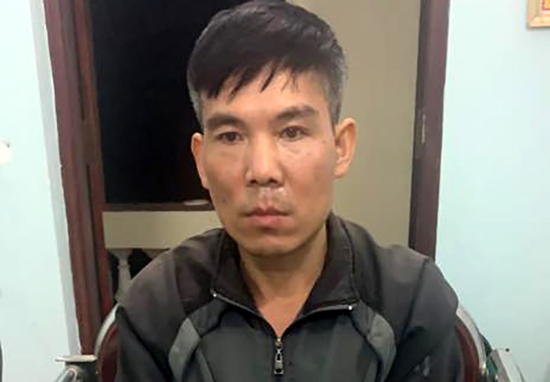 Đối tượng Đèo Ngọc Vinh đến cơ quan công an đầu thú sau khi gây ra án mạng vì tranh chấp đất