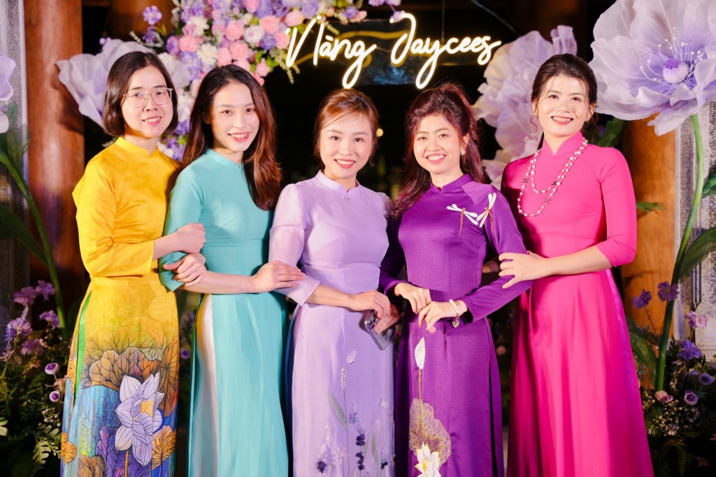 Các nàng Jaycees duyên dáng bên tà áo dài 