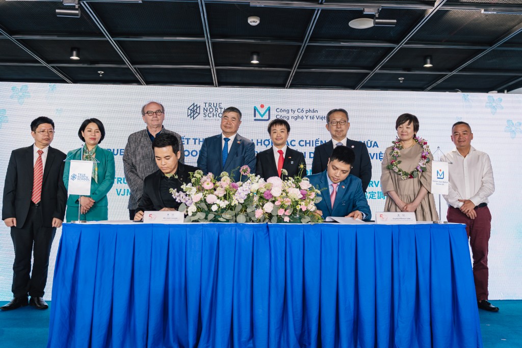 Đại diện T-Matsuoka Medical Center ký kết thỏa thuận hợp tác với True North School