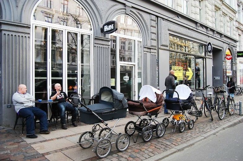 Tại các nước Bắc Âu, các bậc cha mẹ thường xuyên xếp xe nôi của con bên ngoài quán cà phê, trong khi họ thưởng thức đồ uống bên trong