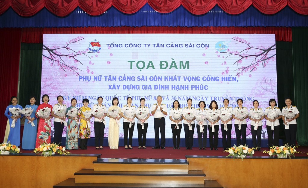 Lãnh đạo TCSG tặng hoa chúc mừng cán bộ, hội viên