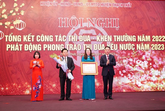Bí thư Huyện ủy Trần Đình Cảnh trao Huân chương Lao động hạng Ba của Chủ tịch nước tặng Phòng Nội vụ huyện.