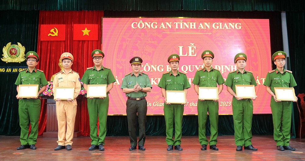 Đại tá Lâm Phước Nguyên, Giám đốc Công an An Giang trao Giấy khen cho các tập thể         