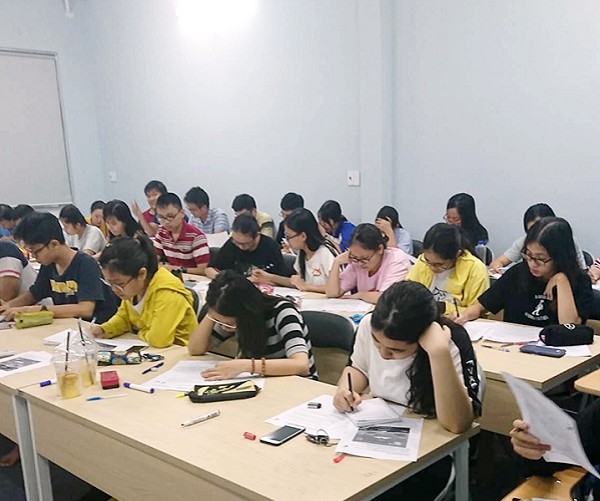  Nhiều phụ huynh và học sinh đổ dồn vào học chứng chỉ ngoại ngữ