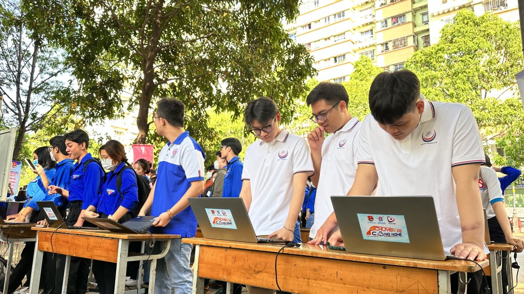 Các laptop do Amanotes tài trợ được sử dụng trong chương trình “Chuyến xe công nghệ”