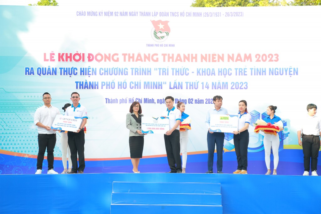 Amanotes trao tặng 30 chiếc laptop cho địa bàn Thành phố Hồ Chí Minh và tỉnh Đắk Lắk