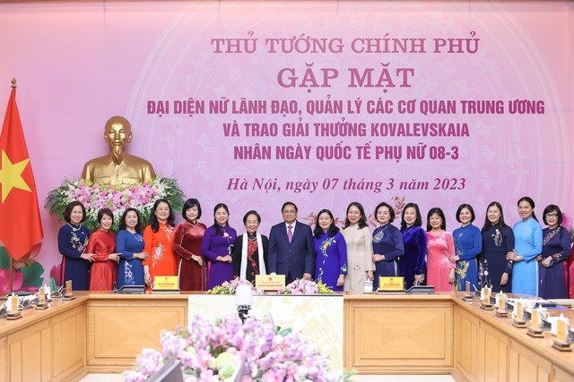 Thủ tướng Phạm Minh Chính chụp ảnh lưu niệm cùng các đại biểu dự buổi gặp mặt - Ảnh: VGP/Nhật Bắc