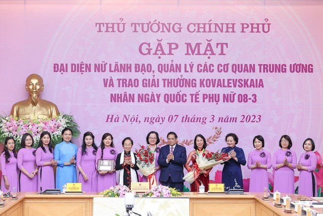 Thủ tướng Chính phủ Phạm Minh Chính và nguyên Phó Chủ tịch nước Nguyễn Thị Doan, Chủ tịch Hội đồng Giải thưởng Kovalevskaia trao giải thưởng Kovalevskaia năm 2022 cho các nhà khoa học có những công trình nghiên cứu khoa học xuất sắc - Ảnh: VGP/Nhật Bắc