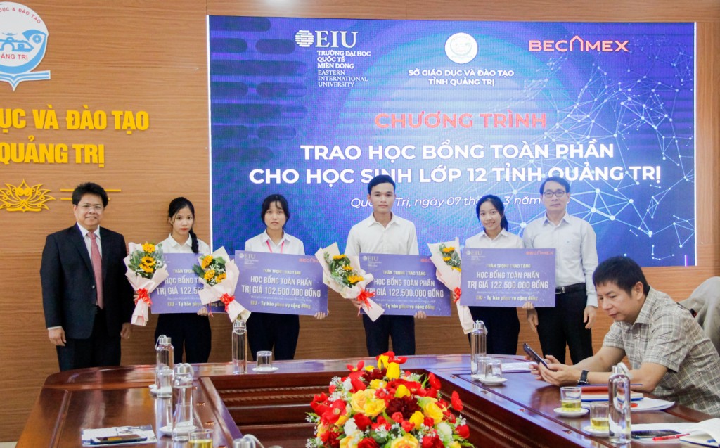 Lãnh đạo Trường Đại học Quốc tế Miền Đông và Sở Giáo dục và Đào tạo tỉnh Quảng Trị trao học bổng toàn phần cho 4 học sinh