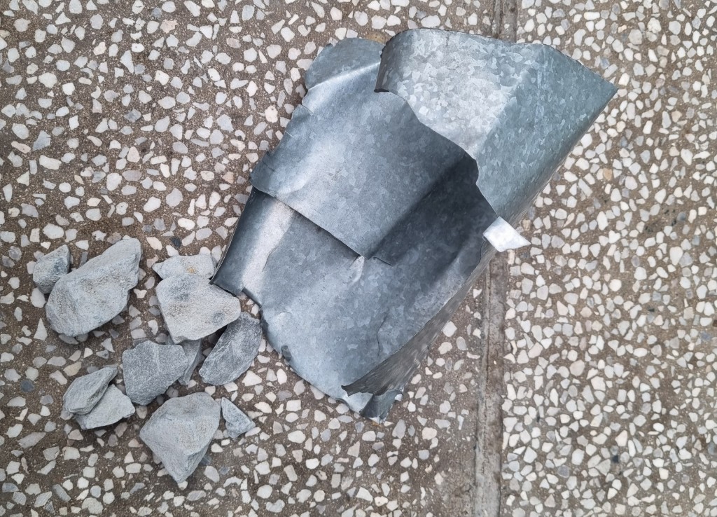 Một số đá và mảnh kim loại sắt nhọn rơi xuống nhà bà Trinh được thu thập