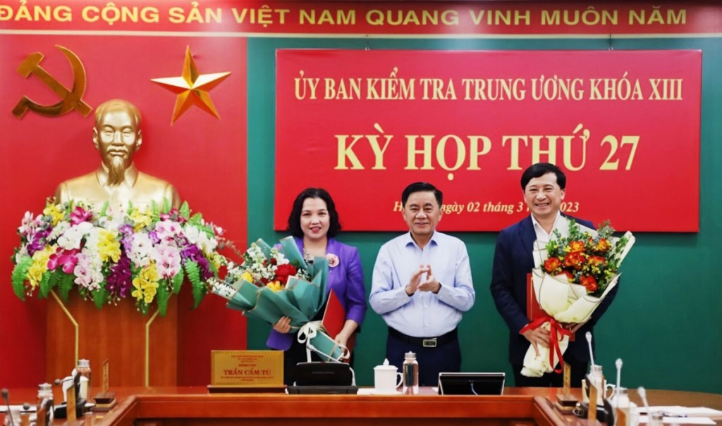 Chủ nhiệm Ủy ban Kiểm tra Trung ương trao quyết định và tặng hoa chúc mừng 2 cán bộ vừa được Bộ Chính trị chuẩn y Phó Chủ nhiệm Ủy ban Kiểm tra Trung ương.