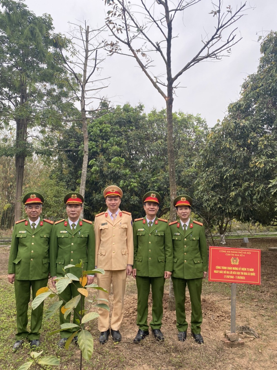 Chiến sĩ trẻ Công an TP Hà Nội trồng cây nhớ ơn Bác Hồ