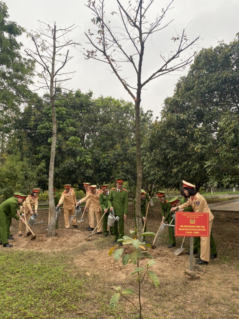Chiến sĩ trẻ Công an TP Hà Nội trồng cây nhớ ơn Bác Hồ