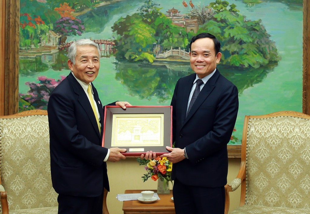 Phó Thủ tướng Trần Lưu Quang tặng quà lưu niệm cho Chủ tịch danh dự Liên đoàn Kinh tế Kyushu Aso Yutaka - Ảnh: Hải Minh