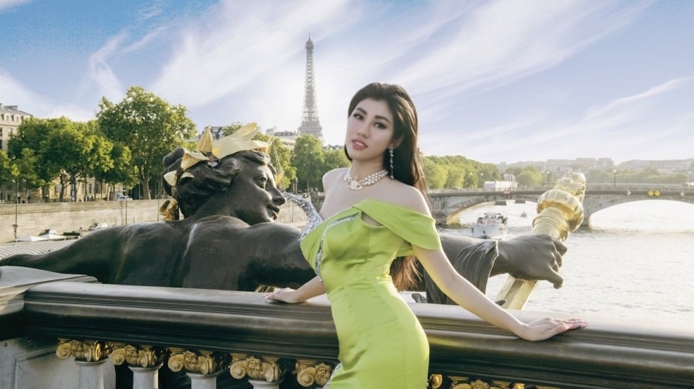 Hoa hậu Emily Hồng Nhung kiêu sa giữa Paris diễm lệ