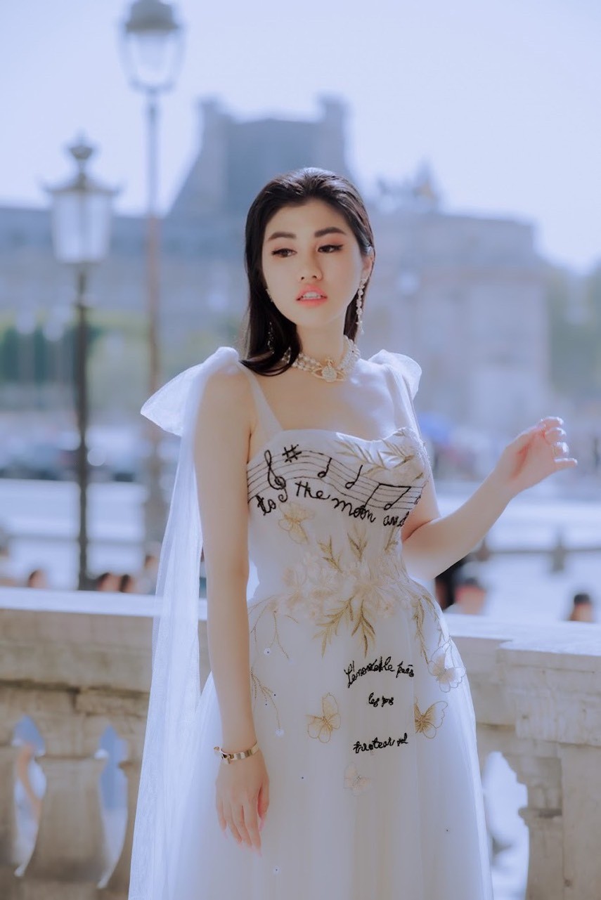 Hoa hậu Emily Hồng Nhung kiêu sa giữa Paris diễm lệ