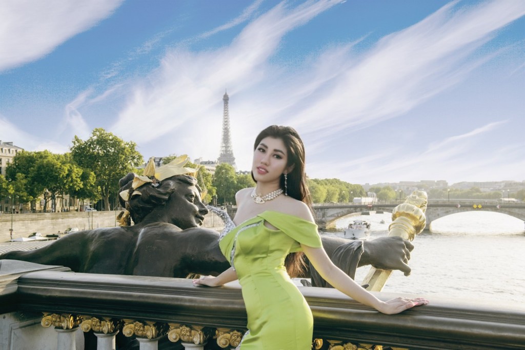 Hoa hậu Emily Hồng Nhung kiêu sa giữa Paris diễm lệ