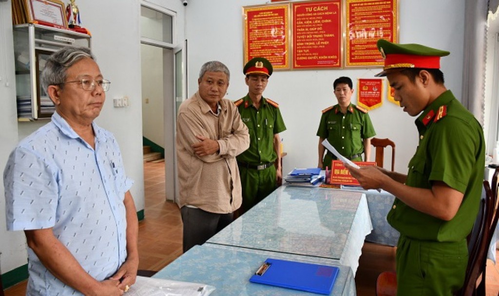 Trước đó, vào ngày 26/8/2022, Cơ quan Điều tra, Công an tỉnh Quảng Nam tống đạt các quyết định khởi tố vụ án, khởi tố bị can, bắt tạm giam đối với Thái Minh Hoàng (nguyên Giám đốc BQLDA huyện Nam Giang) để điều tra về hành vi vi phạm quy định về đầu tư công trình xây dựng gây hậu quả nghiêm trọng.