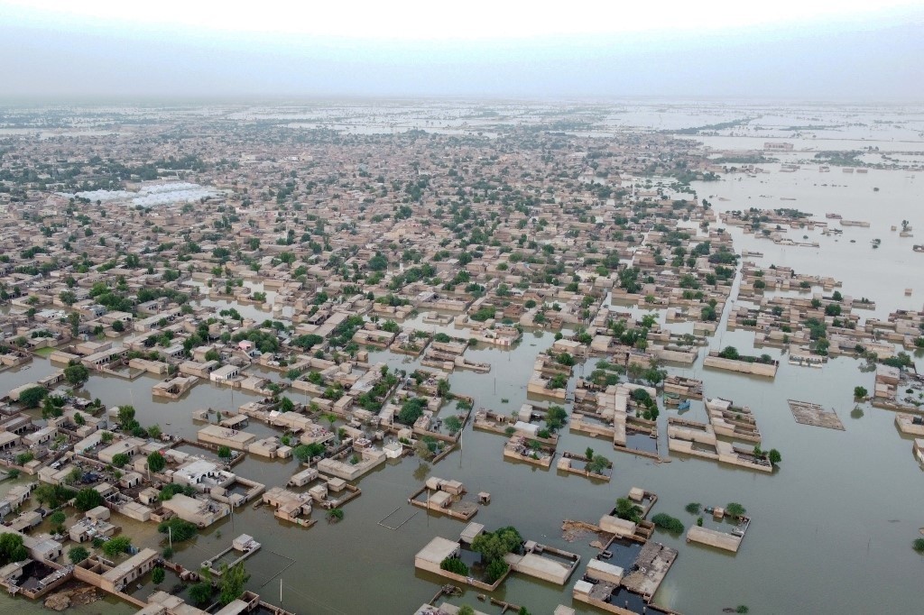 Nhiều khu dân cư bị ngập nghiêm trọng ở Pakistan trong trận lũ lụt lịch sử năm 2022 (Ảnh: AFP)