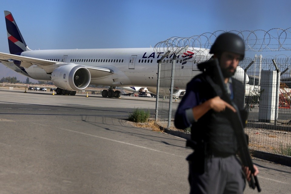 Hiện trường vụ cướp táo tợn tại Sân bay Quốc tế Arturo Merino Benitez ở thủ đô Santiago, Chile (Ảnh: Reuters)