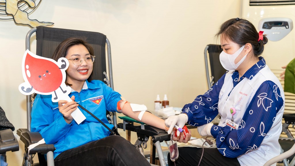 Bạn Đinh Hương Ly (Cán bộ Ban Tổ chức Quận ủy Đống Đa) dù là lần đầu tiên hiến máu nhưng rất tự tin và vui vẻ khi biết ý nghĩa của hoạt động