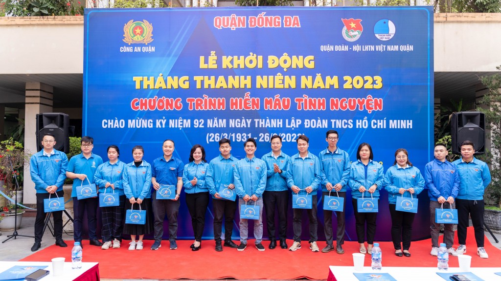 21 đồng chí bí thư các phường trên địa bàn nhận quà tri ân từ Quận đoàn Đống Đa về những đóng góp cho xã hội trong thời gian qua