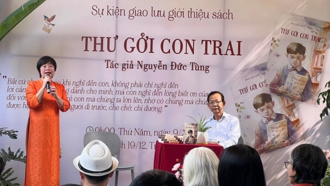 Giao lưu giới thiệu tác phẩm "Thư gởi con trai" tại Phố Sách Hà Nội