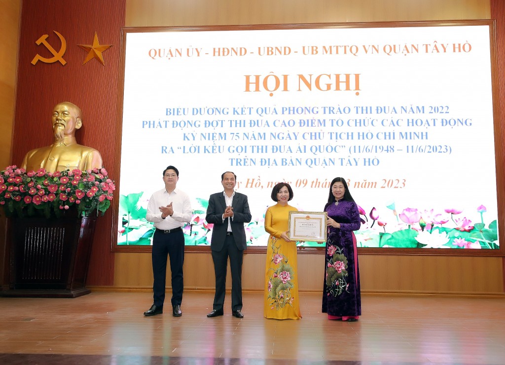 Đồng chí Nguyễn Lan Hương -UVBTV, Chủ tịch Ủy ban MTTQ Thành phố Hà Nội trao Bằng khen của UBND Thành phố cho Nhân dân và cán bộ Quận Tây Hồ.