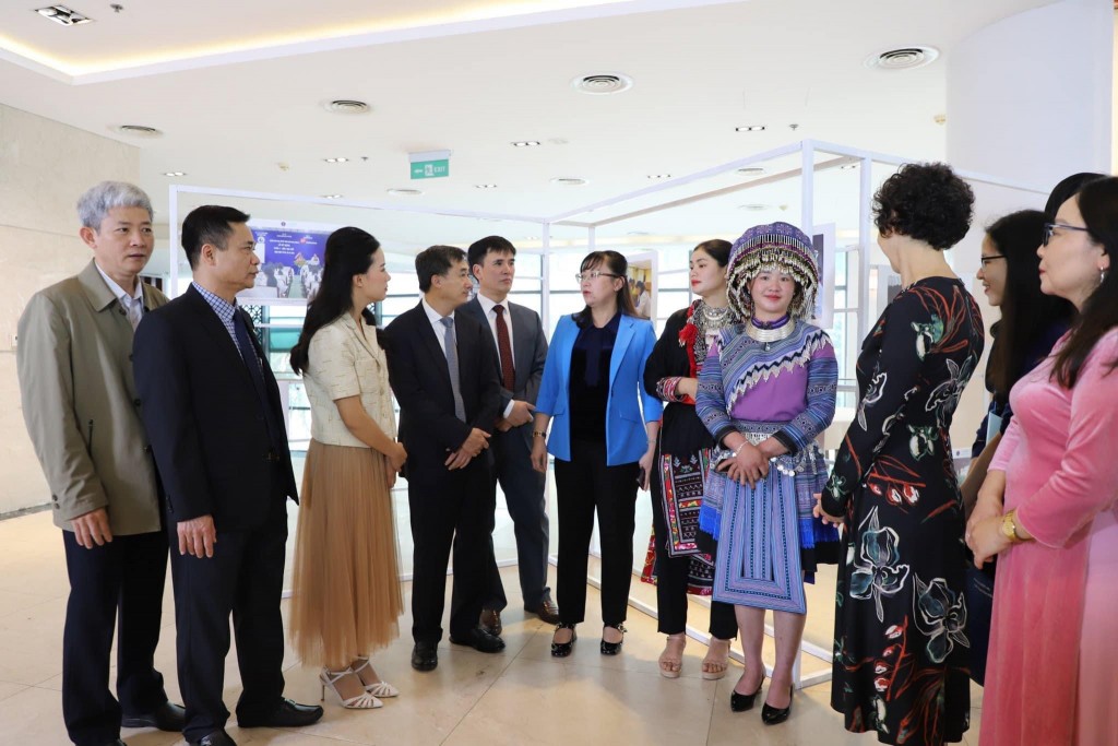 Hội nghị có sự góp mặt của 30 cô đỡ thôn bản tiêu biểu trên toàn quốc. Hội nghị có sự góp mặt của 30 cô đỡ thôn bản tiêu biểu trên toàn quốc.