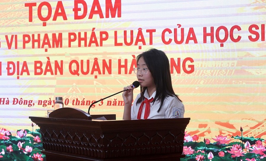 Em Nguyễn Mai Diệp, học sinh trường THCS Lê Quý Đôn phát biểu tại tọa đàm
