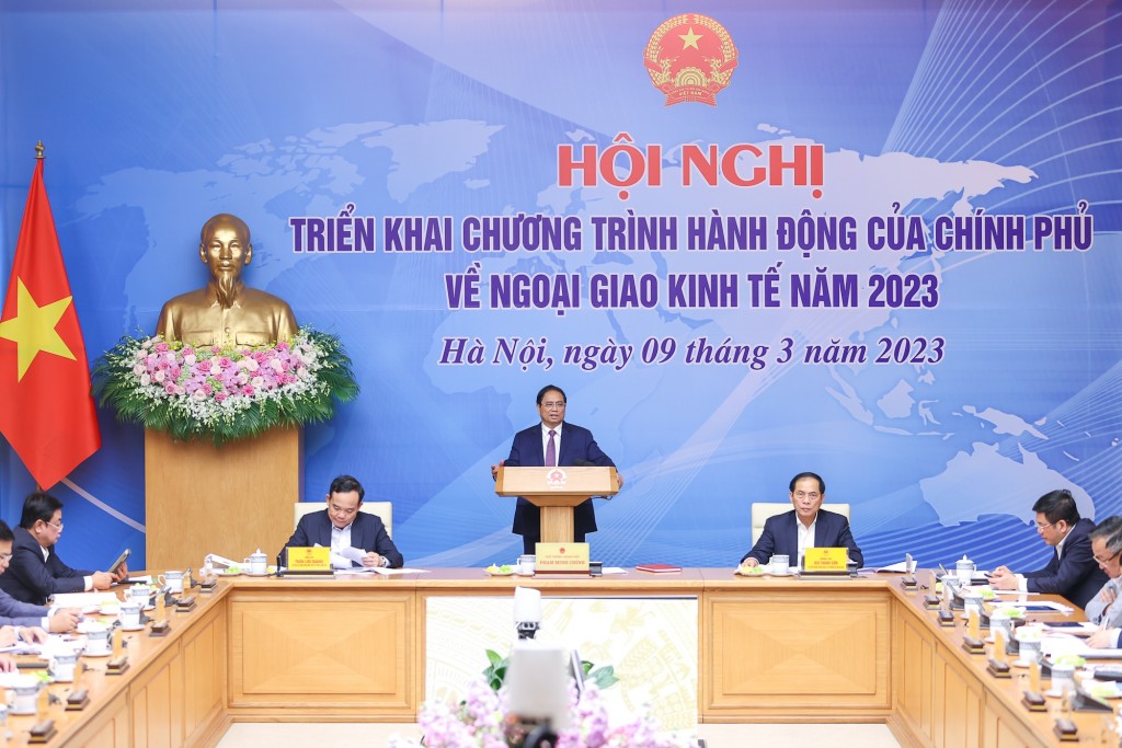 Thủ tướng nhấn mạnh, việc triển khai nhiệm vụ ngoại giao kinh tế năm 2023 phải gắn kết chặt chẽ với các nhiệm vụ khác, gồm triển khai Nghị quyết Đại hội XIII của Đảng, các nghị quyết, kết luận của Đảng, Quốc hội, các nhiệm vụ hằng năm, kế hoạch 5 năm, chiến lược 10 năm... - Ảnh: VGP/Nhật Bắc