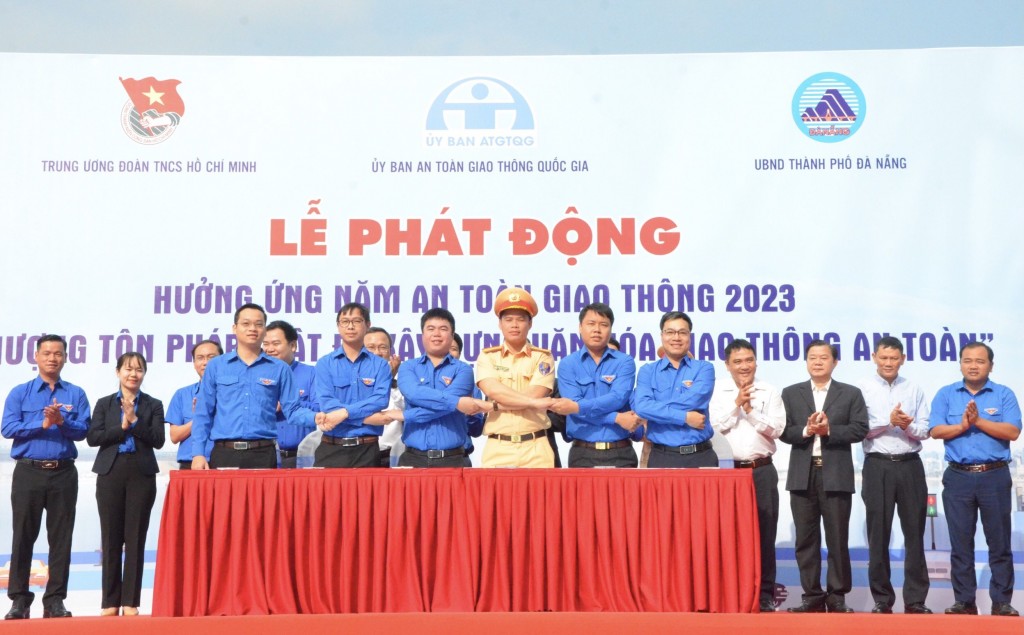 Các đơn vị ký cam kết, hưởng ứng và thực hiện tốt Năm an toàn giao thông 2023 với chủ đề Thượng tôn pháp luật để xây dựng văn hóa giao thông an toàn (Ảnh Đ.Minh)